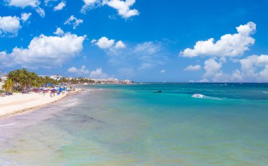 Meksika, manzaralı plajlar Playa del Carmen 'in otelleri, popüler turizm tatil beldesi.