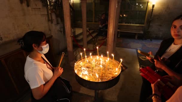 Иерусалим Израиль Апреля 2022 Года Люди Зажигают Свечи Храме Гроба — стоковое видео