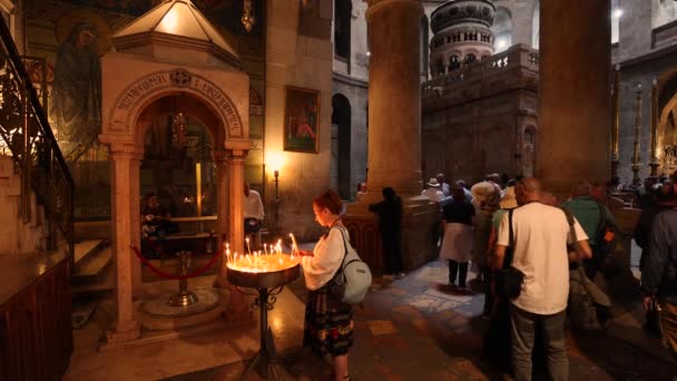 Jerusalem Israel April 2022 People Lighting Candles Church Holy Sepulchre — Vídeos de Stock
