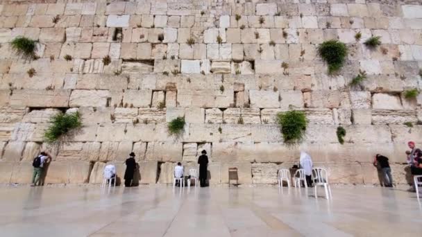 Jeruzalém Izrael Dubna 2022 Lidé Modlí Blízko Posvátné Západní Zdi — Stock video