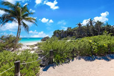 Meksika, Tulum Arkeolojik Bölgesi ve Maya Piramitleri manzaralı okyanus kıyısında.