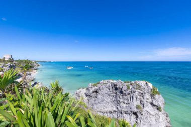 Meksika, Tulum Arkeolojik Bölgesi ve Maya Piramitleri manzaralı okyanus kıyısında.