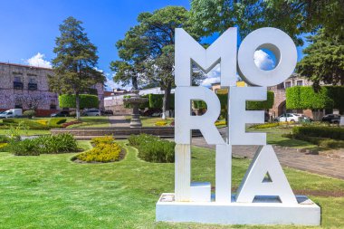 Meksika, Morelia turistik merkezi. Renkli sokaklar ve tarihi merkezlerdeki koloni evleri..