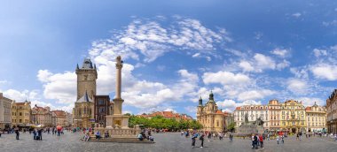 Prag, Çek Cumhuriyeti, 10 Haziran 2022: Prag Eski Şehir Meydanı ve tarihi Prag şehir merkezinde panoramik manzara