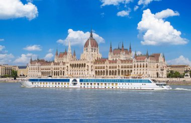 .Macaristan, panoramik manzara ve Budapeşte 'nin tarihi merkezi yakınlarındaki tekne gezisi.