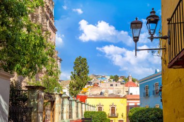 Guanajuato, Meksika, Guanajuato tarihi merkezinde renkli koloni sokakları ve mimarisi.