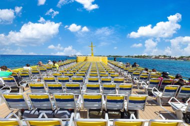 Meksika, Cozumel terminalindeki yüksek hızlı feribot Playa del Carmen 'e gidecek yolcuları bekliyor..