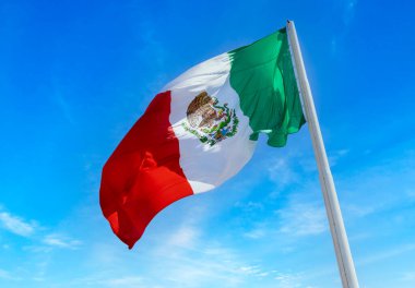 Los Cabos San Jose Del Cabo, Meksika. Üç renkli Meksika bayrağı direkte gururla sallanıyor..