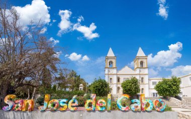 Meksika, sömürge sokakları ve tarihi merkezde San Jose del Cabo 'nun renkli mimarisi..