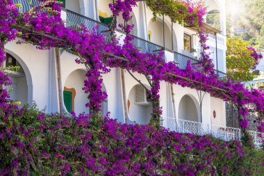 İtalya 'nın Amalfi Sahili' ndeki Positano İtalyan renkli mimari ve manzaralarının manzarası.