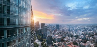Paseo De Reforma 'ya yakın Mexico City iş ve finans merkezinin panoramik ufuk çizgisi görünümü.