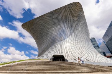 Mexico City, Meksika, 18 Eylül 2022: Meksika 'da Soumaya Müzesi' nde Rodin, Da Vinci, Dali, Van Gogh ve diğer birçok sanat koleksiyonu bulunmaktadır.
