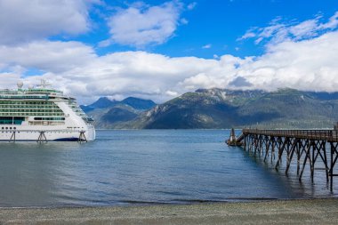 Alaska 'ya yolculuk, Battery Point Trail manzarası, dağlar ve göller yakınında bir yolcu gemisi durağı..