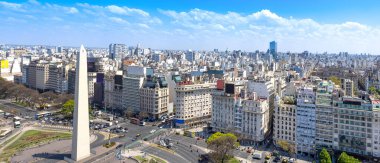 Panoramik şehir manzarası ve Buenos Aires 'in 9 de Julio Bulvarı' ndaki obelisk yakınlarında ufuk çizgisi manzarası..