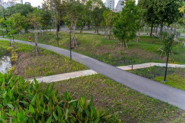 Metro parkının içinde dört yol kavşağı.