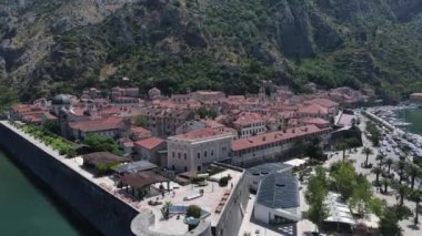 Kotor Eski Şehir Karadağ, Boka Kotorska Körfezi, Ortaçağ Kalesi Drone Hava Görüntüsü