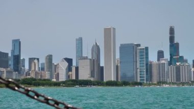 Chicago ve Waterfront Slow Motion View Boardwalk 'tan Michigan Gölü' ne