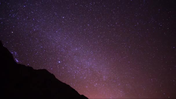 Зірки на нічному небі. Молочний шлях на вершині гори — стокове відео
