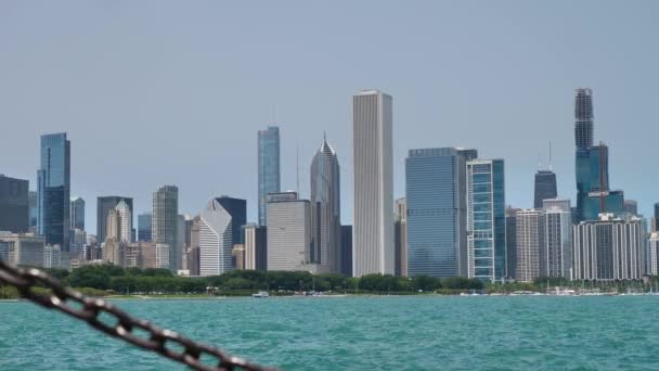 Downtown Chicago and Waterfront Slow Motion View From Boardwalk on Lake Michigan — Stock video