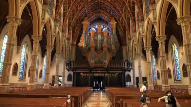 Chicago 'daki kutsal isim katedralindeki banklarda oturan maskeli insanlar.