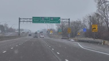 Karlı Kış Havası 'nda Eyaletler Arası Otoyol, Colorado ABD, Sürücü POV