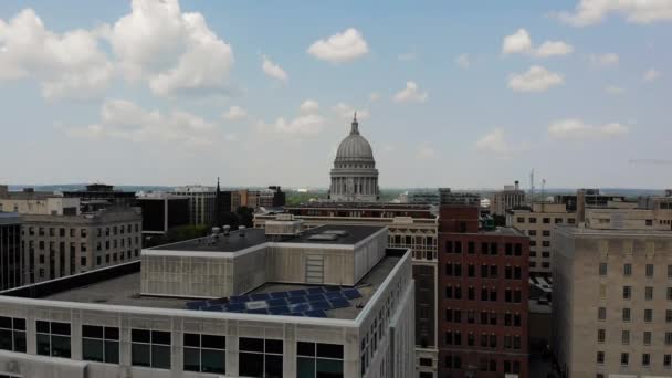 Wisconsin State Capitol Building in Madison USA with Solar Panel Array, Aerial — стокове відео
