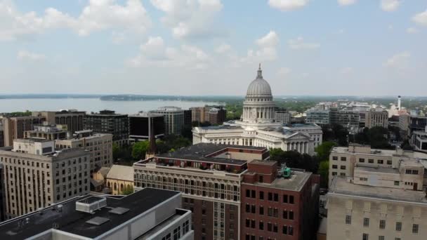 Vista aérea, Wisconsin State Capitol Building en Madison USA. Monumento histórico — Vídeos de Stock