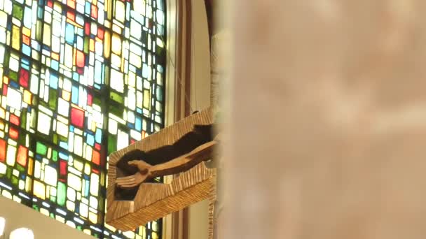 Golden Jesus Christ και βιτρό παράθυρα σε καθεδρικό ναό Άγιο Όνομα Σικάγο ΗΠΑ — Αρχείο Βίντεο