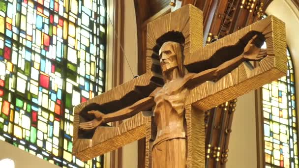 Jesus Christ Statue on Cross, Stained Glass in Holy Name Cathedral, Chicago Verenigde Staten — Stockvideo