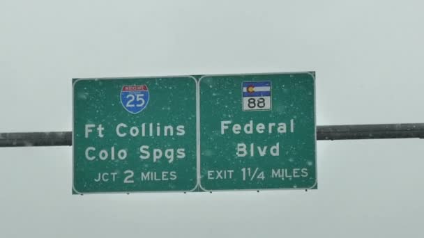 Znaki drogowe w zimie, Colorado Springs, Fort Collins i Federal Boulevard Exit — Wideo stockowe