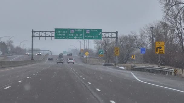 Jazda autostradą międzystanową po śnieżnej pogodzie, Kolorado USA, Driver POV — Wideo stockowe