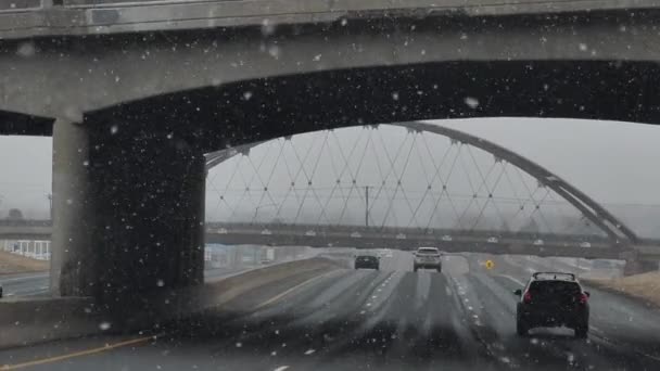 Winter Traffic Outside Denver, Colorado EUA. Queda de neve, ponte Overpass, carros — Vídeo de Stock