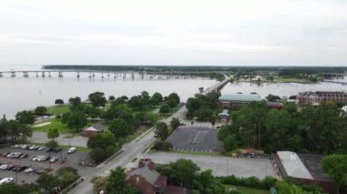 New Bern, Kuzey Carolina, ABD. Nehir ve Köprülerin İHA Hava Görüntüsü