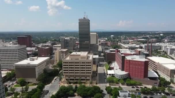 Winston-Salem Downtown Skyline. Vista aérea, centro da cidade. Carolina do Norte EUA — Vídeo de Stock