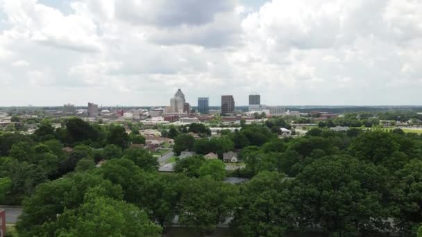 Aerial View, Greensboro Skyline, Carolina do Norte EUA. Cityscape no dia nublado — Vídeo de Stock