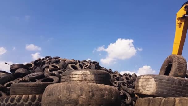 Cumulo di pneumatici auto usate nel riciclaggio discarica impianto di demolizione, inclinazione verso il basso — Video Stock