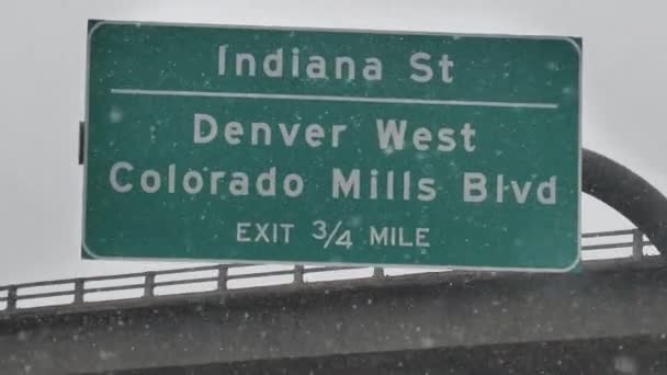 Dálniční výjezdy a sněžení v Coloradu. Snowy Winter Day Outside Denver USA — Stock video