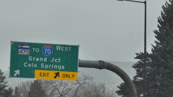 Grand Junction, Colorado Springs Exit Sign, вождение в Колорадо в зимний день — стоковое видео
