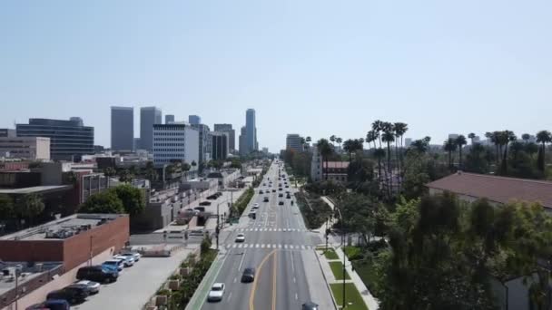 Beverly Hills, Los Angeles, Kaliforniya ABD. Santa Monica Bulvarında Hava ve Trafik — Stok video