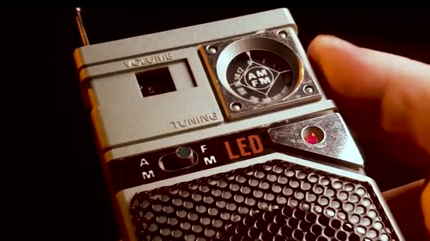 Vintage AM FM rádio transistor dispositivo de 1970, tuning para estações, close-up — Vídeo de Stock