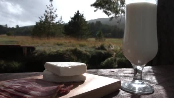 Glas av mjölk, ost och Prosciutto, traditionell hemlagad produkt från Balkan — Stockvideo