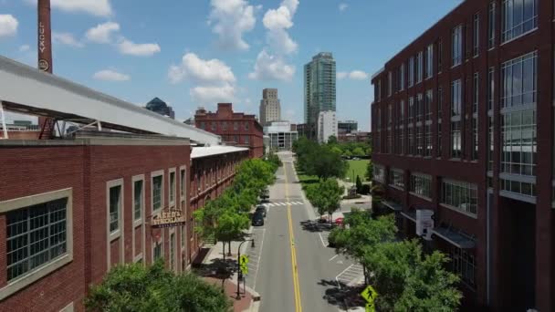 Vista aérea del centro de Durham, Carolina del Norte, Estados Unidos, desde el atletismo de Durham Bulls — Vídeo de stock