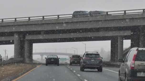 Jízda na dálnici Colorado pod mostem nadjezd na zasněžený zimní den — Stock video