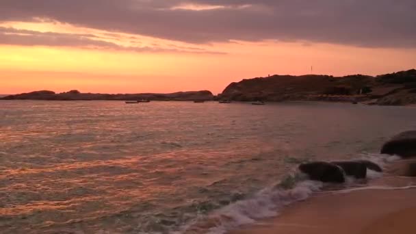 Γαλήνιο ηλιοβασίλεμα στον κόλπο της θάλασσας, αμμώδης παραλία και βάρκες, χαλαρωτικό τοπίο, Drone Shot — Αρχείο Βίντεο