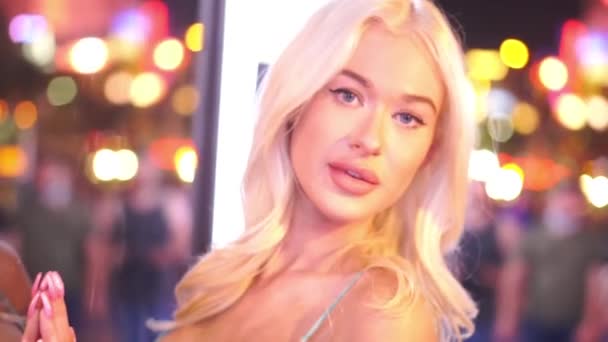 Portrait de jeune belle fille blonde dans les lumières colorées de la ville Extérieur, Mouvement lent — Video