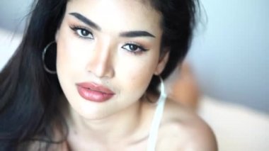 Seksi Asyalı Kadın Güzellik Modeli 'nin Portresi Yataktaki Kamera' ya Duygusal Poz Veriyor