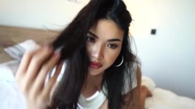 Seksi Asyalı Kadın Yatakta Kamerayla Poz Veriyor ve Flört Ediyor Saçla Oynuyor, Kapat