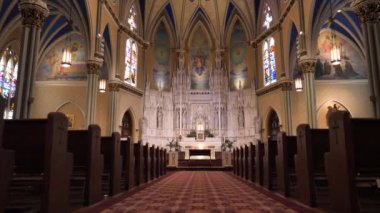 St. Alphonsus Katolik Kilisesi, Chicago, ABD. Altar 'a yaklaşılıyor