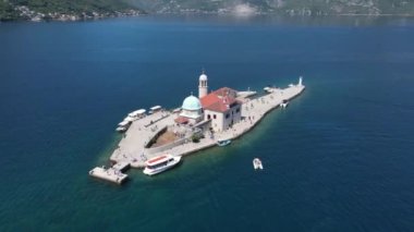 Perast, Karadağ, Kotor Körfezindeki Islet Kilisesi, Drone Aerial View