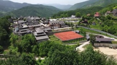 Drvengrad, Mecavnik Tepesi, Mokra Gora, Sırbistan. Kereste Şehri Drone Hava Görüntüsü